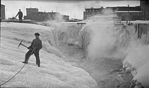 Men picking ice at the Chaudière Falls Ottawa MIKAN no 3545180
