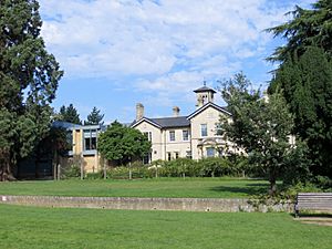 Oaklands House - August 2012 - panoramio.jpg