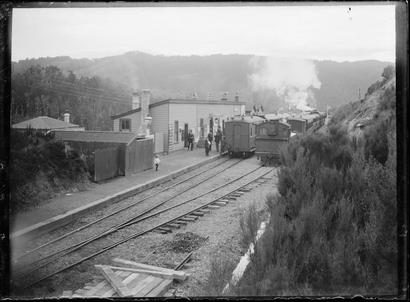 Trains crossing at Kaitoke Station. Class Wb locomotives, 1901 ATLIB 272496.png