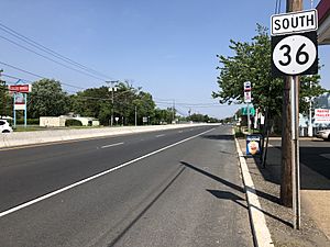 2018-05-25 15 31 55 View south along New Jersey State Route 36 just south of Monmouth County Route 7 (Main Street-Palmer Avenue) on the border of Keansburg and Middletown Township in Monmouth County, New Jersey
