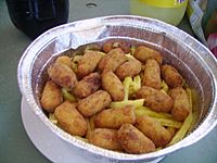 Croquetas con patatas fritas