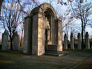 Das Boelke-Grabmahl auf dem Dessauer Ehrenfriedhof