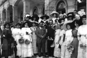 Francisco I. Madero y José María Pino Suárez acompañados de señoritas