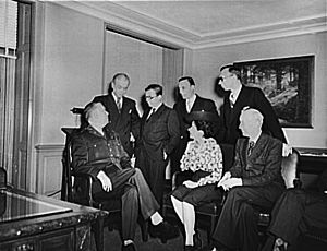 Le Général George C. Marshall de visite de journalistes