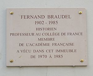 Plaque Fernand Braudel, 59 rue Brillat-Savarin, Paris 13