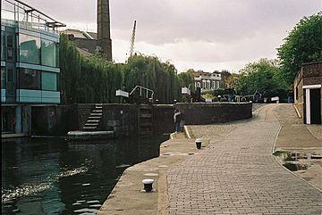 Regent's Canal - City Road Lock - geograph.org.uk - 129309.jpg