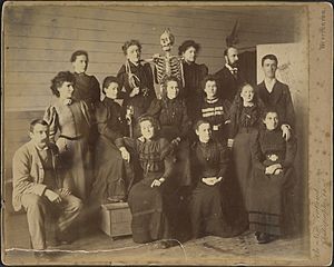 Students at Wellington School of Design, 1890s, Wellington, by The New Zealand Photographic Company (Wellington). Gift of Mabel Mason, 1964. Te Papa (O.031083)
