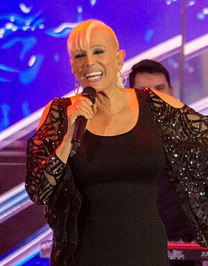 Valeria Lynch Teletón 2023 02 (cropped).jpg