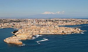 Veduta aerea di Siracusa e con l'Etna sullo sfondo (Foto di Angelo Bonomo)