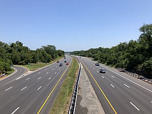 2021-06-29 12 05 11 View south along Interstate 295 from the overpass for Mercer County Route 579 (Bear Tavern Road) in Ewing Township, Mercer County, New Jersey