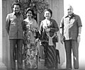 Foto bersama Presiden Soeharto dan Ibu Tien Soeharto saat menerima kunjungan Perdana Menteri Malaysia Mahathir Mohammad dan istri di teras Istana Negara, 16 Maret 1985