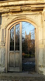 Gateway to Churchyard of Croydon Parish Church - geograph.org.uk - 1215022.jpg