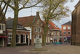Lochem, gietijzeren lantaarnpaal met vijf gaslantaarns van het type ritter-lantaarn RM519511 IMG 9537 2016-04-30 18.42