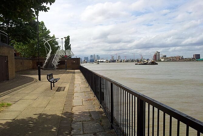 London, Woolwich Dockyard, Thames Path 02