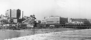Panoramic view of the Long Beach pier, Los Angeles, 1925 (cropped)