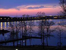 Pickwick Landing Dam from Pickwick Inn 096