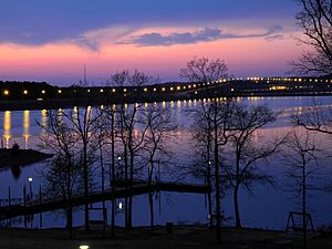 Pickwick Landing Dam from Pickwick Inn 096