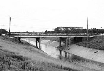 Almeda Road Bridge over Brays Bayou.jpg
