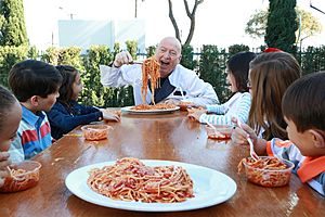 Bruno Serato mangia spaghetti con Motel Kids
