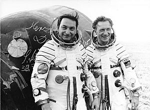 Bundesarchiv Bild 183-T0905-107, Landung der Kosmonauten Bykowski und Jähn