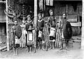COLLECTIE TROPENMUSEUM Een groep mannen van de Ngadastam in krijgskleding met lans klewang achterlaadgeweer en schild TMnr 10006045