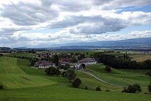 Frienisberg - Dorf mit Seeland und Jura im Hintergrund