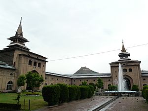 Jami Masjid courtyard (6133553291)