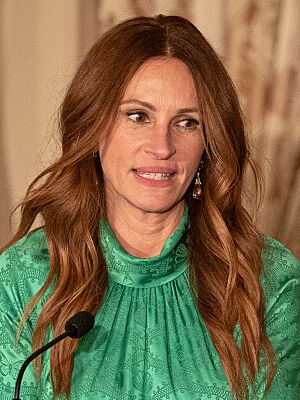 Julia Roberts Delivers Remarks at the 2022 Kennedy Center Honors Dinner (52542372884) (cropped).jpg