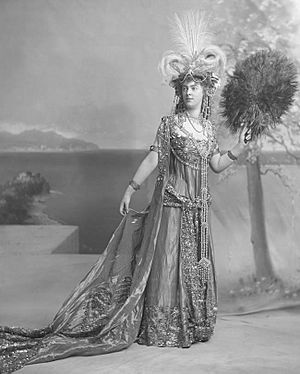 Mary Theresa Olivia ('Daisy') (née Cornwallis-West), Princess of Pless as Cleopatra