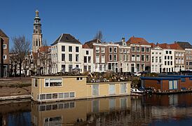 Middelburg, woonboten aan de Londensekaai met Lange Jan RM28674 op de achtergrond IMG 0351 2022-02-27 12.12