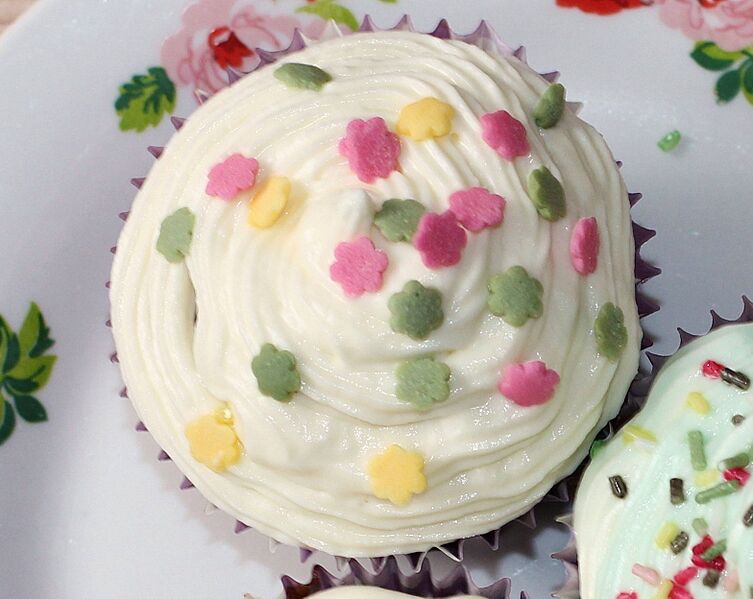 Muffins with confetti candy