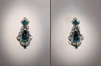 Paire de boucles d'oreilles en émeraudes de la parure de Marie-Louise - Musée du Louvre OA 12156