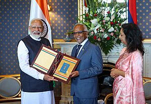 Prime Minister of Bharat, Shri Narendra Damodardas Modi presents OCI card to President of Mauritius, Mr. Dharambeer Gokhool (2)