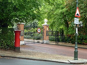 The gates to Rose Walk - geograph.org.uk - 2446714