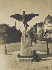 "Ícaro" em Saint-Cloud - Monumento em homenagem a Santos Dumont - 1-13666-0000-0000, Acervo do Museu Paulista da USP
