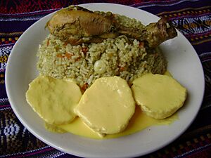Arroz con pollo y papa a la huancaina