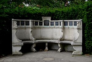 Bench-type First World War memorial, Bedford Park (geograph 4577236)