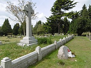 Mass grave in Faversham Cemetery (geograph 4958034)