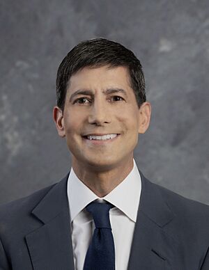 Official portrait of Kevin M. Warsh.jpg