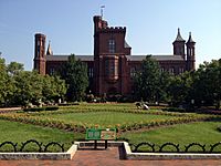 Smithsonian-castle-haupt-garden