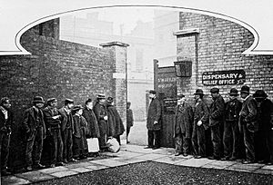 People queuing at S. Marylebone workhouse circa 1900 Wellcome L0027183