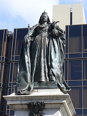 Queen Victoria Statue, Portsmouth - geograph.org.uk - 548631