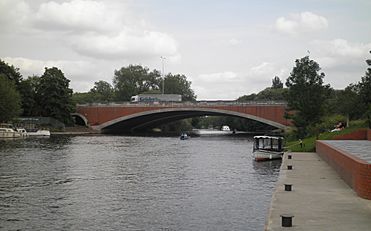 Runnymede Bridge (upstream)