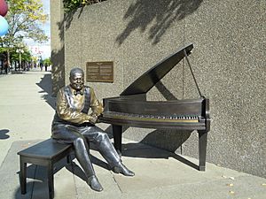 Statue of Oscar Peterson 1