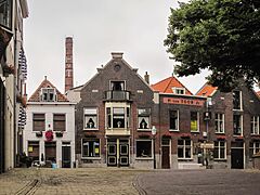 Vlaardingen, bedrijfspand H van Toorn bij de Grote Kerk foto3 2011-06-26 10.34
