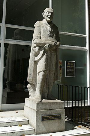Baden-Powell Statue, Queen's Gate.jpg