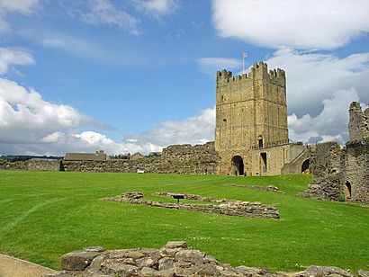 Bailey and keep, Richmond Castle - geograph.org.uk - 1318287
