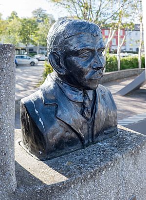 Bust of Mortimer McCarthy on the Timothy and Mortimer McCarthy memorial by Graham Brett, Kinsale.jpg