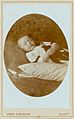 Dood kindje op een kussen, ca. 1876-1899, foto Emma Kirchner (TMS 8562 ) Delft