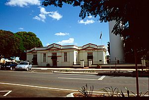 Isis District War Memorial and Shire Council Chambers, 2000.jpg